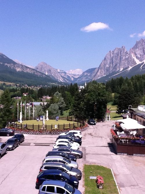 63999_688622957818253_2145945390_n